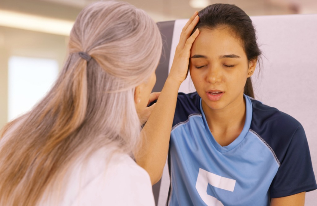 doctor examining kid with concussion
