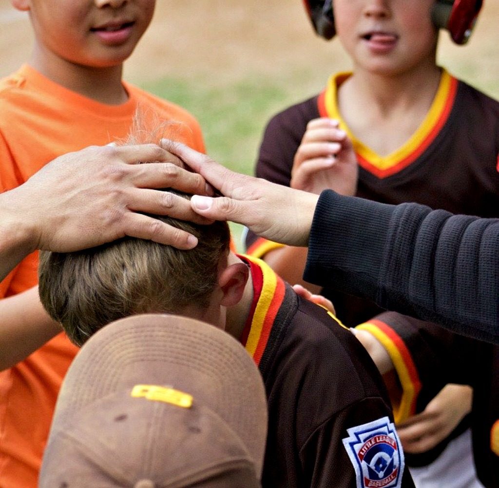 photo praising kids